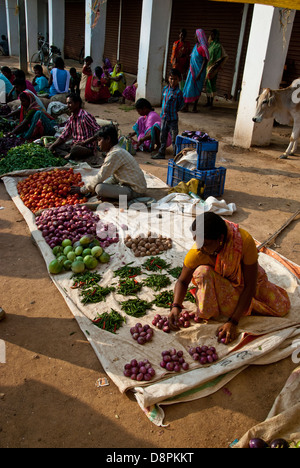 Indischen Anbieter am Markt des Landwirts in Mokka Dorf, Madhya Pradesh, Indien Stockfoto