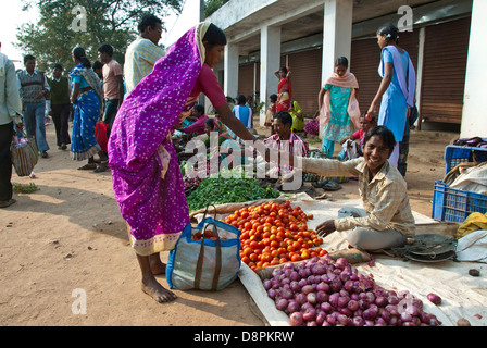 Indische Kreditor und Debitor am freien Markt in Mokka Dorf in Madhya Pradesh, Indien Stockfoto