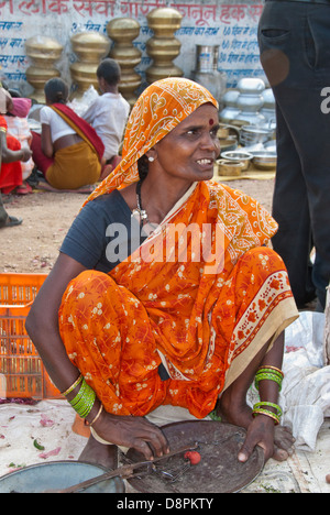 Frau Straßenhändler in Mokka Dorf, Madhya Pradesh, Indien Stockfoto