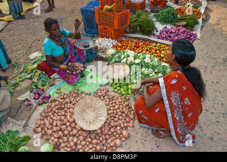 Frau Anbieter auf Open-Air-Markt in Mokka Dorf, Madya Pradesh, Indien Stockfoto