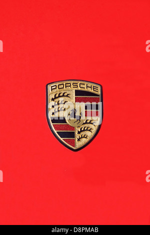 Porsche-Abzeichen auf eine rote Mütze Stockfoto