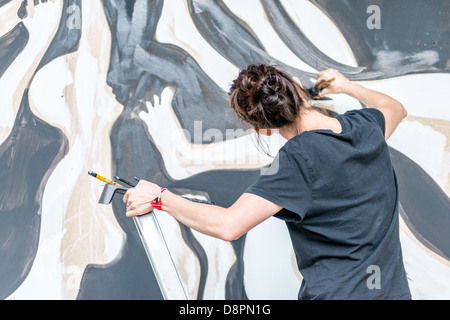 Moskau, Russland - 1 Juni: Lucy Mclauchlan malt die Wand auf Moskau Ahmad Tee-Musik-Festival. Moskau, 1. Juni 2013 Stockfoto