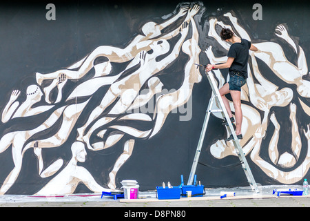 Moskau, Russland - 1 Juni: Lucy Mclauchlan malt die Wand auf Moskau Ahmad Tee-Musik-Festival. Moskau, 1. Juni 2013 Stockfoto