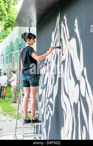 Moskau, Russland - 1 Juni: Lucy Mclauchlan malt die Wand auf Moskau Ahmad Tee-Musik-Festival. Moskau, 1. Juni 2013 Stockfoto