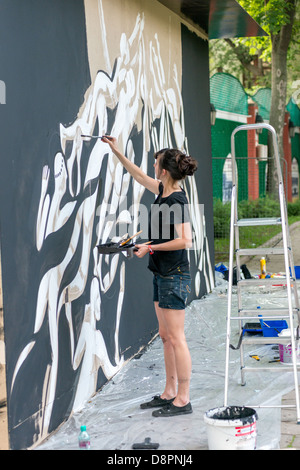 Moskau, Russland - 1 Juni: Lucy Mclauchlan malt die Wand auf Moskau Ahmad Tee-Musik-Festival. Moskau, 1. Juni 2013 Stockfoto