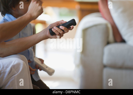 Mann und Kind spielt Video-Spiel mit Fernbedienungen, beschnitten Stockfoto