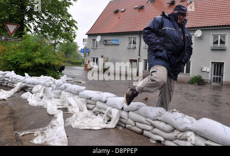 Bayern, Deutschland. 2. Juni 2013. Sandsäcke sind vor einer Bar entlang des Flusses Iller in Kempten, Deutschland, 2. Juni 2013 gelegen. Starke Regenfälle verursachen Überschwemmungen höchst problematische Situation in Bayern. Für die Störche ist dies eine ideale Fütterung Situation. Foto: STEFAN PUCHNER/Dpa/Alamy Live News Stockfoto