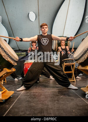 Kagemusha Taiko Durchführung am 2. Tag der Exeter Respekt Festival 2013 in Belmont Park Exeter, Großbritannien Stockfoto