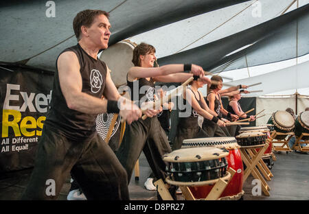 Kagemusha Taiko Durchführung am 2. Tag der Exeter Respekt Festival 2013 in Belmont Park Exeter, Großbritannien Stockfoto