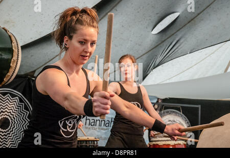 Kagemusha Taiko Durchführung am 2. Tag der Exeter Respekt Festival 2013 in Belmont Park Exeter, Großbritannien Stockfoto