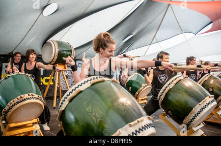 Kagemusha Taiko Durchführung am 2. Tag der Exeter Respekt Festival 2013 in Belmont Park Exeter, Großbritannien Stockfoto