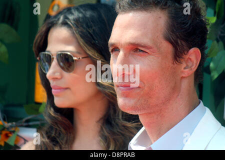 Jersey City, New Jersey, USA. 1. Juni 2013. US-amerikanischer Schauspieler Matthew McConaughey und seine Frau Camila Alves kommen Veuve Cliequot Polo Classic im Liberty State Park in Jersey City, New Jersey, USA, 1. Juni 2013. Prominente besuchte das Polospiel um den Park zu profitieren, während Hurrikan Sandy beschädigt wurde. Foto: CHRISTINA HORSTEN/Dpa/Alamy Live News Stockfoto