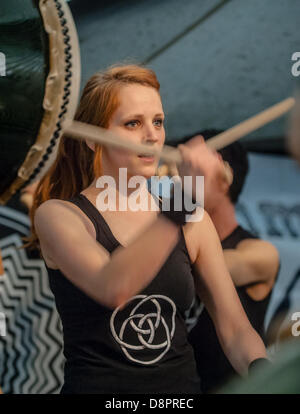 Kagemusha Taiko Durchführung am 2. Tag der Exeter Respekt Festival 2013 in Belmont Park Exeter, Großbritannien Stockfoto