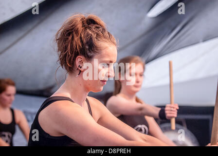 Kagemusha Taiko Durchführung am 2. Tag der Exeter Respekt Festival 2013 in Belmont Park Exeter, Großbritannien Stockfoto