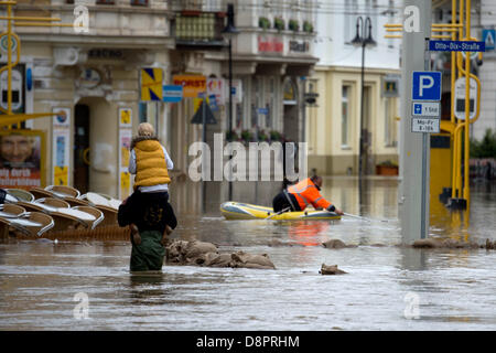 Gera, Deutschland. 3. Juni 2013. Ein Mann trägt eine Frau in einer überfluteten Straße in den Fluten des Flusses Weiße Elster in Gera, Deutschland, 3. Juni 2013. Es ist Hochwasser-Warnstufe 4 entlang der Weißen Elster und der Saale. Foto: MARC TIRL/Dpa/Alamy Live News Stockfoto