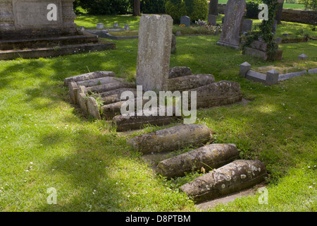 Die Zeile des Kinder Gräber auf dem Friedhof der St. James, Kühlung, Kent. Charles Dickens schrieb über diese Gräber in der Öffnung seines berühmten Romans Great Expectations. Dickens wohnte in der Nähe in Higham und bezeichnet diese Reihe von Kinder Grabsteinen jetzt unweigerlich genannt Pip es Gräber. (mehr in Beschreibung...) Stockfoto