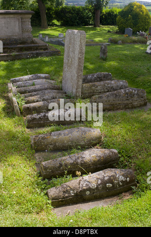 Die Zeile des Kinder Gräber auf dem Friedhof der St. James, Kühlung, Kent. Charles Dickens schrieb über diese Gräber in der Öffnung seines berühmten Romans Great Expectations. Dickens wohnte in der Nähe in Higham und bezeichnet diese Reihe von Kinder Grabsteinen jetzt unweigerlich genannt Pip es Gräber. (mehr in Beschreibung...) Stockfoto