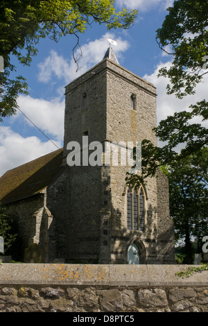 Das Dorf Kirche von St. James, Kühlung, Kent. Es stammt aus dem späten 13. Jahrhundert die wird jetzt von den Kirchen Conservation Trust verwaltet und täglich für Besucher geöffnet. Auf dem Friedhof sind eine Gruppe von Kinder Grabsteine, die weithin zu Charles Dickens Beschreibung von dem Kirchhof in der Eröffnungsszene des Romans Great Expectations inspiriert haben. Der Turm wurde auf die Höhe vollendet, an dem es jetzt ca. 1400 steht. St James' Church scheint wenig bis ins 19. Jahrhundert verändert worden sein. Stockfoto