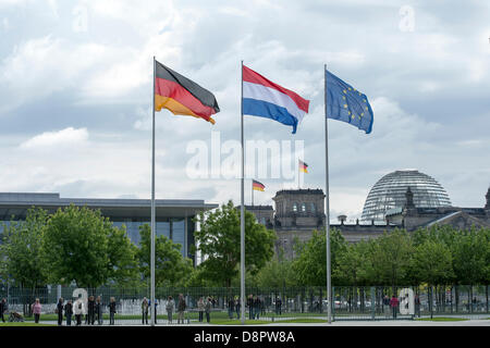 Berlin, Deutschland. 3. Juni 2013. Bundeskanzlerin Angela Merkel verleihen begrüßt die die Niederlande königliche Familie Majestäten König Willem-Alexander und Maxima im Bundeskanzleramt. Crdit: Kredit: Gonçalo Silva/Alamy Live-Nachrichten Stockfoto