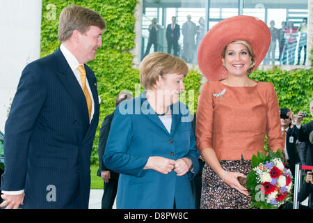 Berlin, Deutschland. 3. Juni 2013. Bundeskanzlerin Angela Merkel verleihen begrüßt die die Niederlande königliche Familie Majestäten König Willem-Alexander und Maxima im Bundeskanzleramt. Crdit: Kredit: Gonçalo Silva/Alamy Live-Nachrichten Stockfoto