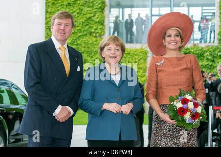 Berlin, Deutschland. 3. Juni 2013. Bundeskanzlerin Angela Merkel verleihen begrüßt die die Niederlande königliche Familie Majestäten König Willem-Alexander und Maxima im Bundeskanzleramt. Crdit: Kredit: Gonçalo Silva/Alamy Live-Nachrichten Stockfoto