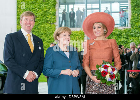 Berlin, Deutschland. 3. Juni 2013. Bundeskanzlerin Angela Merkel verleihen begrüßt die die Niederlande königliche Familie Majestäten König Willem-Alexander und Maxima im Bundeskanzleramt. Crdit: Kredit: Gonçalo Silva/Alamy Live-Nachrichten Stockfoto