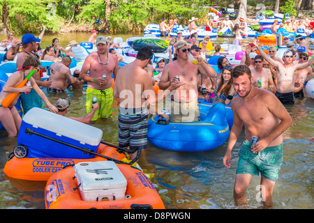 River Tubing Partei am Fluss Frio, Concan, Texas USA Stockfoto