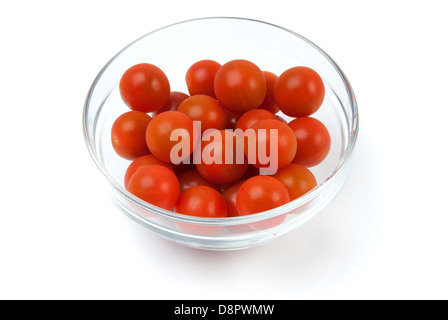 Cherry-Tomaten in eine Glasschüssel auf weißem Hintergrund Stockfoto