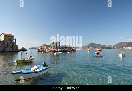 Ruderboote auf dem türkisfarbenen Wasser, Montenegro Stockfoto