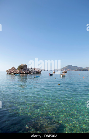 Ruderboote auf dem türkisfarbenen Wasser, Montenegro Stockfoto