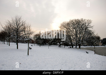 Späten Nachmittag verschneiten Szene in Queens Park, Brighton, England Stockfoto