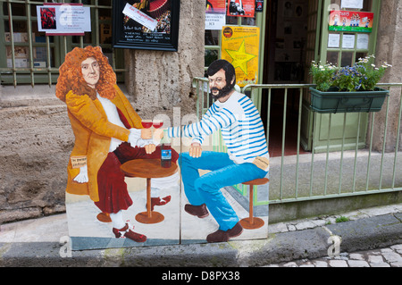 Ein Karton Ausschnitt außerhalb der Musee Boby Lapointe in Pezenas zeigt die Sängerin einen Drink mit einem anderen lokalen, Moliere. Stockfoto