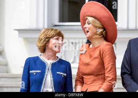 Berlin, Deutschland. 3. Juni 2013. Herzlich Willkommen Sie ihre Majestäten König Willem-Alexander und Maxima der Königin der Niederlande mit militärischen Ehren von der deutsche Präsident Joaquim Gauck und Frau Daniela Schadt mit anschließendem Mittagessen im Bellevue Präsidentenpalast. Bildnachweis: Gonçalo Silva/Alamy Live-Nachrichten Stockfoto