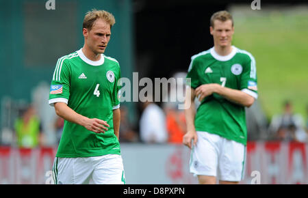 Benedikt Höwedes (l) und Marcell Jansen Deutschland reagieren während der internationalen Freundschaftsspiel zwischen USA und Deutschland im Kennedy Memorial Stadium in Washington (District Of Columbia), USA, 2. Juni 2013. Foto: Thomas Eisenhuth/dpa Stockfoto