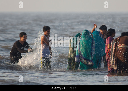 Massen an einem Strand in Mumbai, Indien Stockfoto