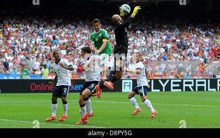 Miroslav Klose (3. links) Deutschlands und Torwart Tim Howard USA wetteifern um die Kugel während der internationalen Freundschaftsspiel zwischen USA und Deutschland im Kennedy Memorial Stadium in Washington (District Of Columbia), USA, 2. Juni 2013. Foto: Thomas Eisenhuth/dpa Stockfoto