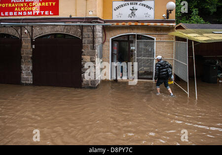 Überschwemmungen in Hrensko in Decin Region Elbe Fluss, Tschechische Republik, Montag, 3. Juni 2013. Starke Regenfälle verursachen Überschwemmungen entlang der Flüsse in Nord-, West-, Mittel-, Süd- und teilweise böhmische Regionen. (CTK Fotos/Radek Petrasek) Bildnachweis: CTK/Alamy Live-Nachrichten Stockfoto