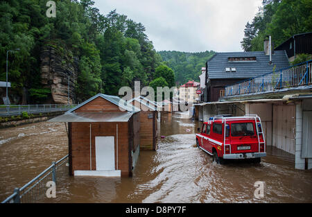 Überschwemmungen in Hrensko in Decin Region Elbe Fluss, Tschechische Republik, Montag, 3. Juni 2013. Starke Regenfälle verursachen Überschwemmungen entlang der Flüsse in Nord-, West-, Mittel-, Süd- und teilweise böhmische Regionen. (CTK Fotos/Radek Petrasek) Bildnachweis: CTK/Alamy Live-Nachrichten Stockfoto