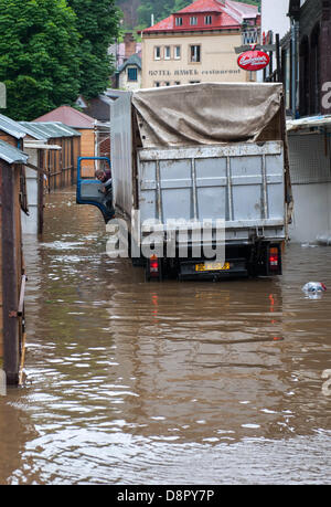 Überschwemmungen in Hrensko in Decin Region Elbe Fluss, Tschechische Republik, Montag, 3. Juni 2013. Starke Regenfälle verursachen Überschwemmungen entlang der Flüsse in Nord-, West-, Mittel-, Süd- und teilweise böhmische Regionen. (CTK Fotos/Radek Petrasek) Bildnachweis: CTK/Alamy Live-Nachrichten Stockfoto