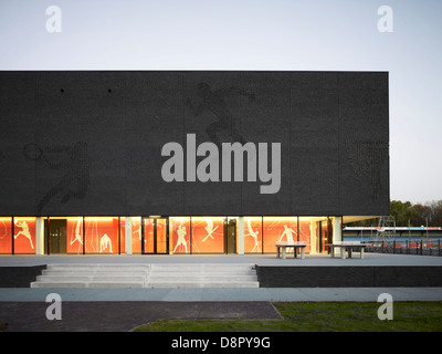 Fontys Sportschule, Eindhoven, Niederlande. Architekt: Mecanoo Architecten, 2012. Partielle Vorderansicht mit verglaster Boden Stockfoto