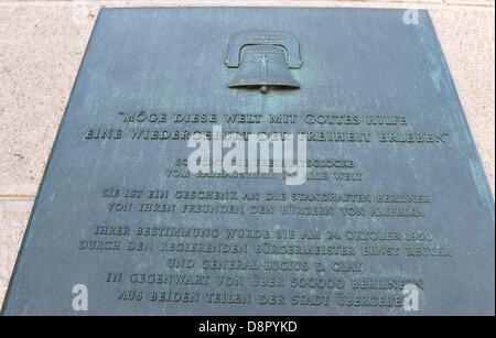 Eine Gedenktafel zur Erinnerung an die Geschichte der Freiheit Bell, die in den Rathausturm befindet, ist am Rathaus Schöneberg in Berlin, Deutschland, 21. Mai 2013 abgebildet. Die Glocke wurde von General Lucius D. Clay und der kalte Krieg 1950 inspiriert durch die US Liberty Bell im Zusammenhang mit einer Fundraising-Kampagne Ionentausch erschaffen. Er bereiste die Vereinigten Staaten von Amerika auf einem "Kreuzzug für die Freiheit" auf die 16 Millionen US-Bürger spendeten für den Guß und unterzeichnet die Freiheit Eid, bevor er nach Deutschland ausgeliefert wurde. Foto: Jens Kalaene Stockfoto