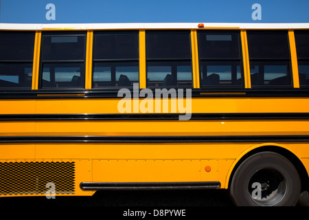Typische amerikanische Schulbus Seitenansicht am blauen Himmel Tag Stockfoto