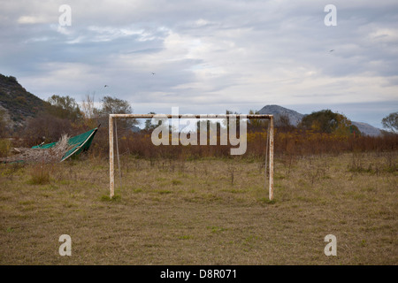 alte Fußball-Torpfosten auf einer Brache Stockfoto