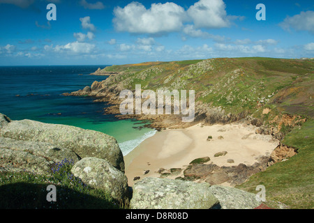 Abgelegenen Bucht in der Nähe von Porthcurno, Cornwall Stockfoto