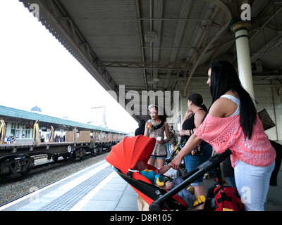 Familie wartet Zug am Bahnhof Bahnsteig Hauptbahnhof Cardiff in Wales UK KATHY DEWITT Stockfoto