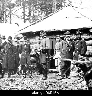 General George Meade und Generalmajor John Sedgwick stehen mit anderen Union Militär vor ihrer Spotslvania. Stockfoto