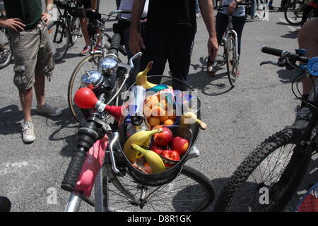 Rom, Italien. 2. Juni 2013. Viele Biker Treffen am Piramide Station in Rom für "Masse" Rallye Fahrt mit dem Fahrrad zum Strand von Ostia. Bildnachweis: Gari Wyn Williams/Alamy Live-Nachrichten Stockfoto