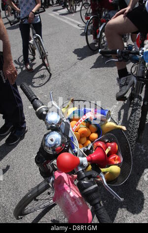 Rom, Italien. 2. Juni 2013. Viele Biker Treffen am Piramide Station in Rom für "Masse" Rallye Fahrt mit dem Fahrrad zum Strand von Ostia. Bildnachweis: Gari Wyn Williams/Alamy Live-Nachrichten Stockfoto