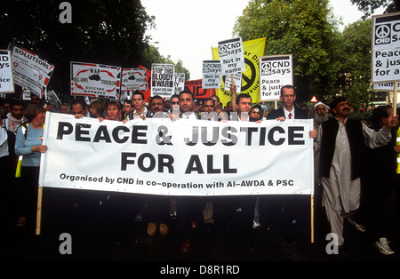 März & Kundgebung gegen die Bombardierung von Afghanistan nach Terroranschlägen auf die USA am 11. September. 13. Oktober 2001, London, UK. Stockfoto