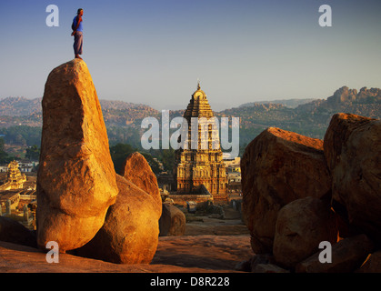 Kletterer in Hampi, bei Sonnenuntergang Stockfoto